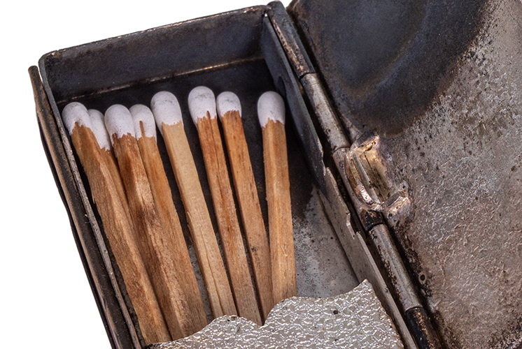 Image 4: Wooden matches in a French matchbox from the 1910s