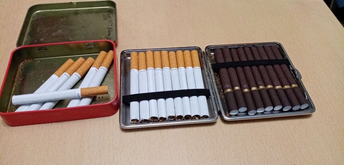 Metal cigarette case protecting cigarettes from being crushed