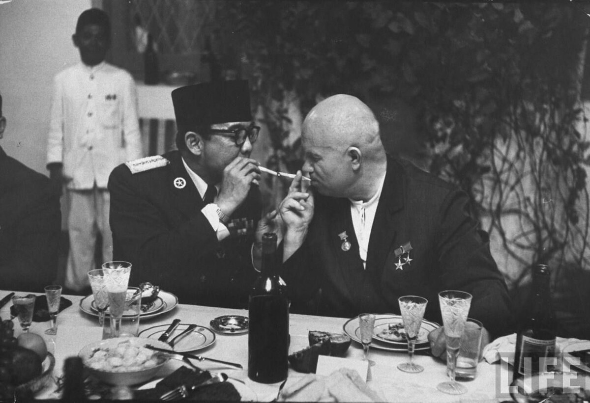 Demonstration of traditional smoking etiquette